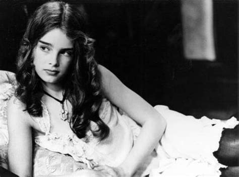 This brooke shields photo might contain bouquet, corsage, posy, and nosegay. Brooke, such a "Pretty Baby" !!! | Bela