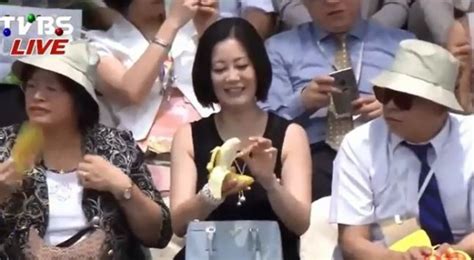 Jun 06, 2021 · 日本4日捐贈124萬劑az疫苗給台灣，許多民眾紛紛在臉書表達感謝。不過，台灣本土疫情5日仍然嚴峻，單日新增37死創下新高。民進黨立委吳思瑤跟風. 電視台播報忘記關麥... 批吳思瑤自拍吃蕉超噁 - 政治 - 自由時報電子報