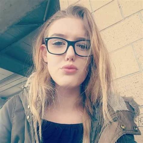 1 person, teenager, weiblich, vertikales bild, isoliert auf weiß. Mannheim/Ludwigshafen: 14-jähriges Mädchen vermisst ...