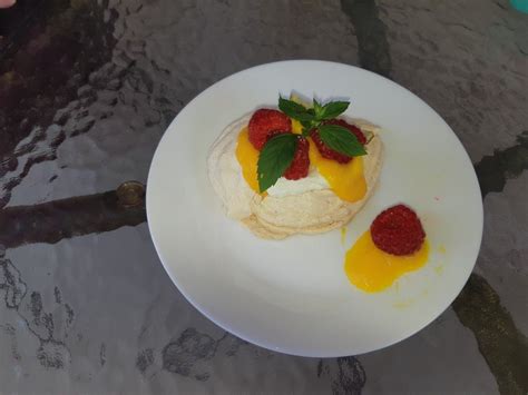 Chocolate cups with coconut whipped cream and fresh berries. Coconut Pavlova in 2020 | Pavlova, Desserts, Mango coulis