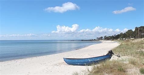 Att denna plats länge använts som hamnsflad visar det vrak som ligger på en meters djup vid, den med jungfruskär ihopväxta ön, kuggmarens strand. Sveriges 10 bästa stränder | Listor.se