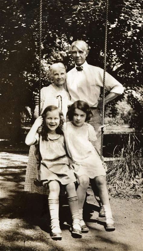 His birthday, what he did before fame, his family life, fun trivia facts, popularity rankings, and more. Carl Sandburg with his mother Clara and daughters Helga ...