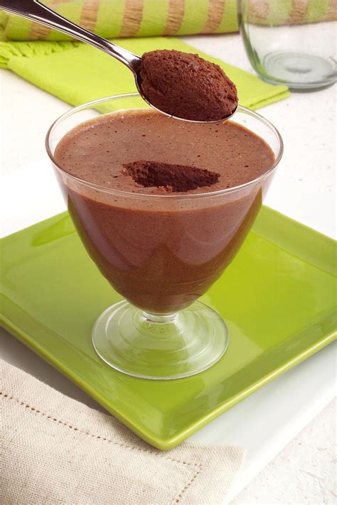 Bata as gemas até ficarem fofas e esbranquiçadas. Mousse de chocolate com chá verde - Guia da Cozinha