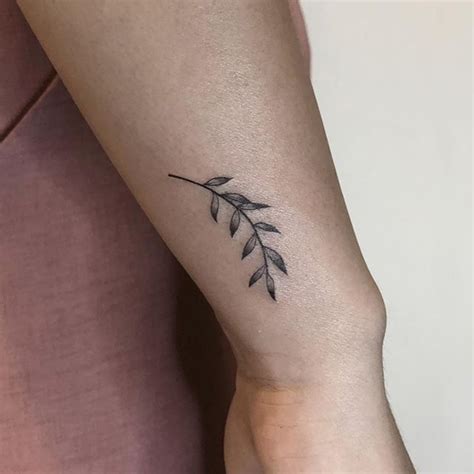 Vücudunda küçük bir dövme olsun isteyenlerin son yıllarda en çok tercih ettiği yerler bilekleri. Leafy Branch | Bilek dövmeleri, Dövme kadın, Dövme modelleri