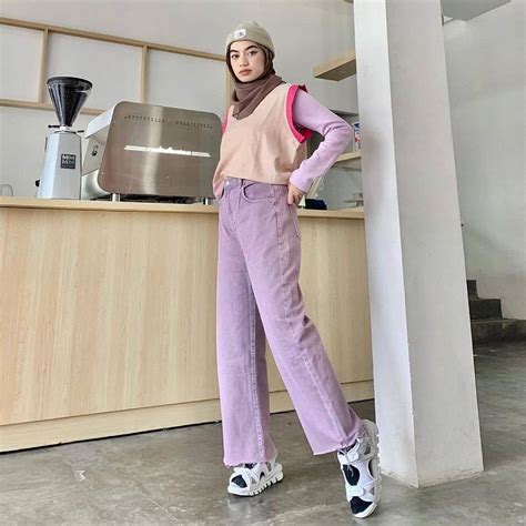 Style anak pantai dengan kemeja motif dan celana hotpan. 7 Inspirasi Padu Padan Gaya Hijab dengan Warna Lilac yang ...