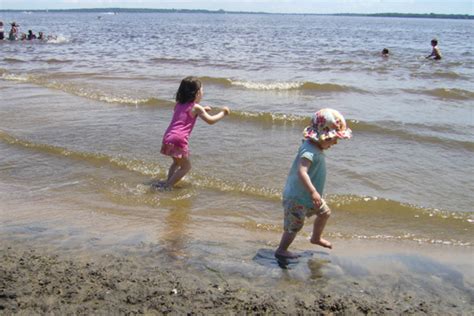 La plage est ouverte tous les jours de 8 h à 20 h. Deux heures de vacances à la plage - Banlieusardises