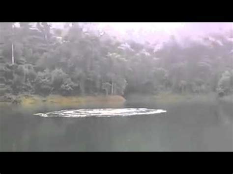 Tasik yang sangat hening dan menyimpan 1001 rahsia. Buih Misteri di Tasik kenyir - YouTube