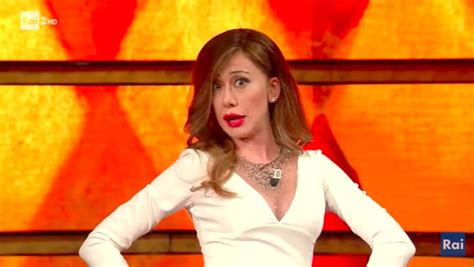 Virginia raffaele (born 27 september 1980) is an italian comedian, actress, impersonator and presenter. Belen contro Virginia Raffaele: "L'imitazione mi ferisce, lei non si rinnova mai è banale e ...