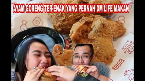 Den inredning och atmosfär är underbar. #MUKBANG BURGER + HOT DOG + AYAM GORENG TER-ENAK SATU ...