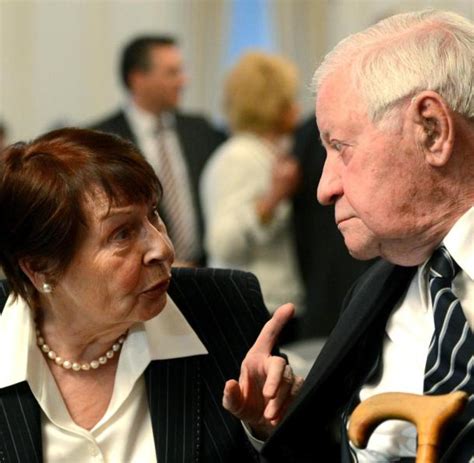 Doch es waren nicht nur politische fragen, die ihn bewegt haben. Helmut Schmidts letzte Lebensgefährtin Ruth Loah gestorben ...
