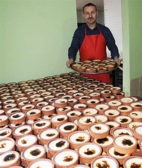 Pirinç lapa haline gelince kaynamakta olan sütün içine döküp kaynatmaya devam. Adı 'Hamsiköy' ama Dünya böyle tanıyor!