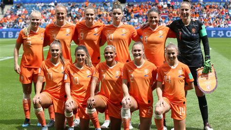 De oranje leeuwinnen kregen een eigen knvb logo op het shirt voor het ek 2017. Groepswinst geeft Oranje op het oog makkelijker route naar ...