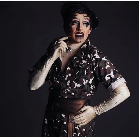 Discover and share the best gifs on tenor. Pepe y Teo estrenan "Toma Mi Dinerita", competencia drag ...