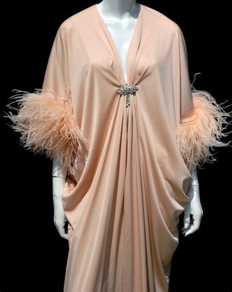 Roy halston frowick impose son style et devient alors une figure incontournable de la jet set de new york. Halston - Robe Caftan - Plumes d'Autruche - Saumon ...