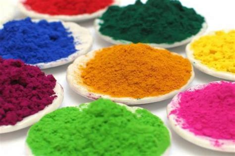 Esistono coloranti alimentari naturali, ma anche coloranti alimentari artificiali, costruiti e modificati chimicamente: I coloranti naturali per cosmetici, quali sono e come usarli