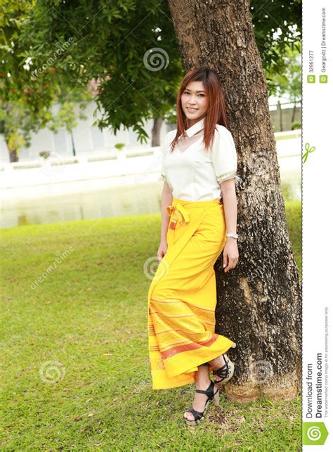 Mujeres Tailandesas Que Se Visten Con Estilo Tradicional Imagen de archivo - Imagen de outdoor ...