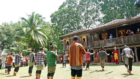 Unsur budaya kaum lain sebagai jati diri kebangsaan 12/5/2019 آ pelbagai ciri nasional yang dikongsi. Terokai Kampung Budaya Terengganu - One Stop Centre ...