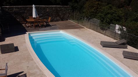 La pierre de bourgogne, de la carrière aux produits finis ! Plage de piscine composée de dallage en pierre naturelle ...