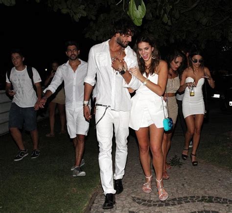 A parente do craque espalhou que a global fez. EGO - Bruna Marquezine e Marlon Teixeira beijam muito no ...