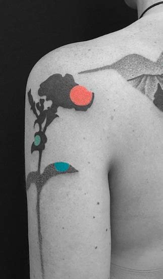 I tatuaggi con cuori stilizzati possono essere discreti e romantici. Tatuaggi fiori stilizzati: i disegni più belli - PassioneTattoo