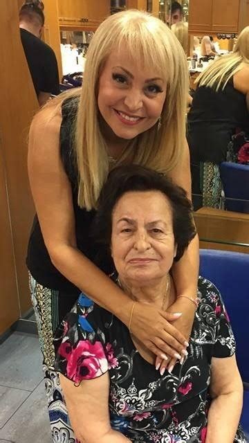 Στο pop up μίλησε η τέτα καμπουρέλη, η οποία ανέφερε πως δεν θα συνεχίσει στο open και μάλιστα έχει την υποψία ότι κάτι συνέβη με τον τρύφωνα σαμαρά… 11/11/2020 | 16:16. Δείτε για πρώτη φορά τη μητέρα της Τέτας Καμπουρέλη ...