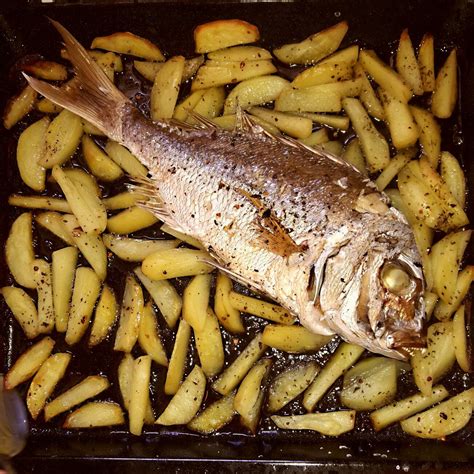 1 branzino 5 patate tagliate a fette sottili 1 bicchiere di olio extravergine di oliva 1 bicchiere di vino sale q.b prezzemolo tritato q.b 1 limone mirto q.b 1 spiccio d'aglio intero ed 1 spicchio tagliato a rondelle sottili. Dentice al forno su letto di patate (con immagini ...