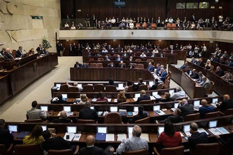 מליאת הכנסת אישרה אמש (שלישי) בקריאה שניה ושלישית את הצעת חוק הגמחים ואת ההסתייגות של הטבות המס ליישובי הפריפריה של יור ועדת הכספים חכ לאחר אישור החוק ננעלה מליאת הכנסת והכנסת יצאה לפגרת הבחירות. מבחן לקואליציה הצרה: חוקים לפיזור הכנסת ולתחבורה ציבורית ...