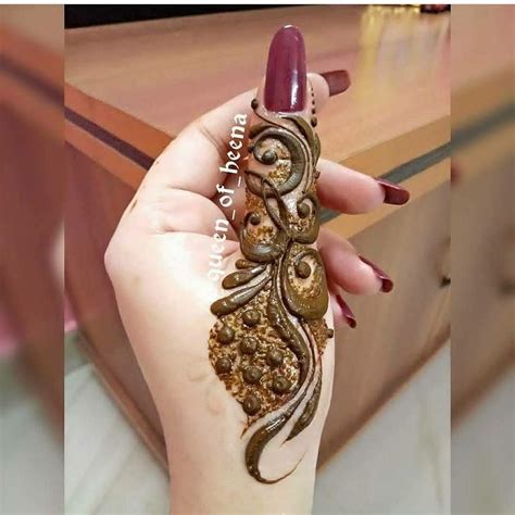 Chand raat comes from eid and in chand raat girls like to apply mehndi on hands to look beautiful and special. Mehandi Design Patch / Prettiest Floral Mehendi Designs For The Trendsetter Brides / This simple ...