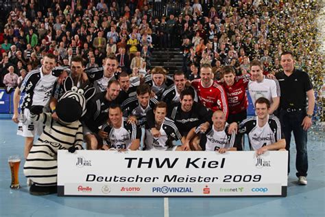 Kiels magnus landin jacobsen bejubelt ein tor. THW Kiel / News: THW feiert vorzeitigen Meistertitel und ...