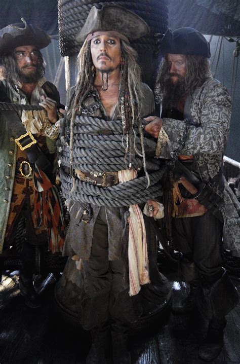 Barbossa (geoffrey rush) to free jack sparrow (johnny depp) from davy jones' locker. Piráti z Karibiku 5: První oficiální fotka z filmu ...