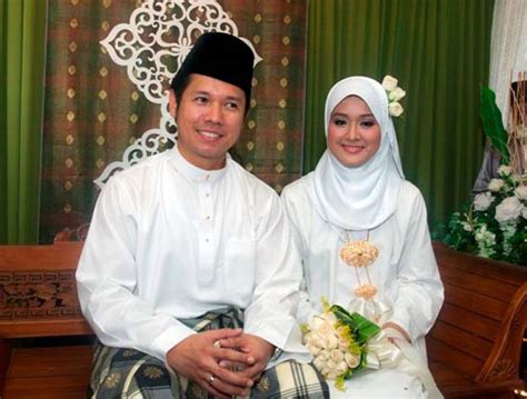 A production from dopefilm for ally iskandar and farah lee during their wedding on 20 jan 2012 at masjid kristal, kuala terengganu, including reception at both the bride's and groom's house. 'Jangan Pernah Menyesal Kehidupan Lepas' - Farah Lee ...