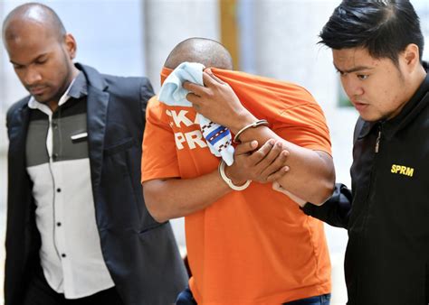 Media fmt memetik laporan dari 'orang dalam' mindef yang terlibat dengan penyiasatan berkenaan tuduhan korupsi dan penyelewengan berkenaan perolehan oleh mindef. Datuk Seri direman empat hari berhubung kes rasuah bekal ...