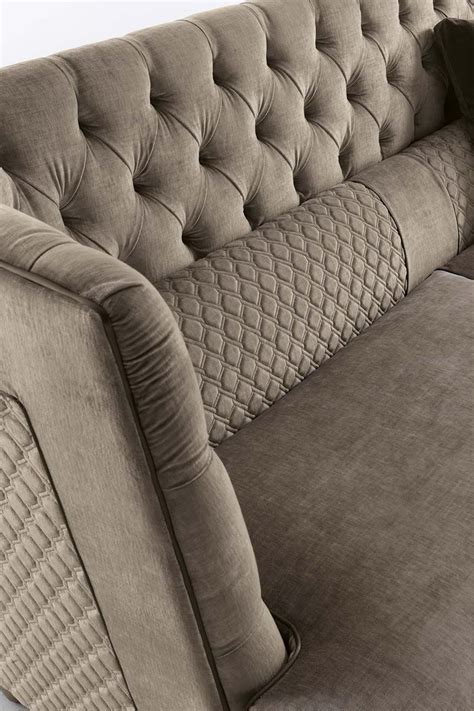Trasformare un letto in un divano per risparmiare spazio in un monolocale o appartamento di efficienza o in ufficio. Pochi semplici gesti permettono di trasformare il divano in un comodo ed elegante letto per ...
