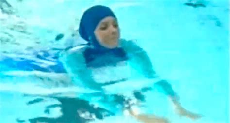 Müslüman kadınlara islam kurallarına göre örtünerek denize girmelerini sağlayan yeni buluş. Burkini viselése miatt kidobtak egy muszlim családot egy ...