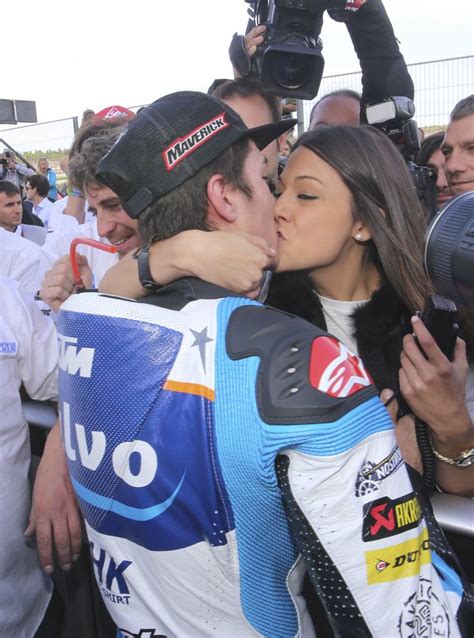 Maverick viñales was clearly unhappy with his. Maverick Viñales celebra con su novia el título de Moto3 ...