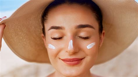 .using the sun's powerful rays to naturally contour to their face by applying sunscreen to certain 'although using spf to contour may lead to temporary tan lines in areas where you would usually use. The Truth About Contouring With Sunscreen