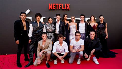 Netflix umożliwia użytkownikom oglądanie materiałów bez ograniczeń czasowych, o każdej porze, w dowolnym miejscu i przy użyciu niemal każdego urządzenia wyposażonego w ekran i połączonego z internetem. „Szkoła dla elity" - Netflix, kiedy 3 sezon, zwiastun