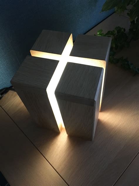 Une ode à un bout de bois, c'est spécial, mais venant de salut c'est cool, rien de bien étonnant. Lampe cube par Mike0411 sur L'Air du Bois