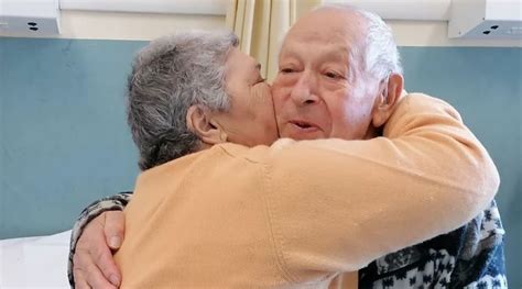 Questa volta festeggeremo il 51 anniversario di matrimonio dei miei nonni materni, gioacchino e maria, per privacy abbiamo deciso di non postare le loro foto. Covid, coppia festeggia 54 anni di matrimonio in ospedale: auguri e torta in corsia - Tgcom24