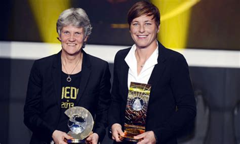 Pia sundhage, quando ainda era técnica da seleção feminina dos eua, em 2012, recebeu uma bela lembrança da federação americana de futebol. Abby Wambach and Pia Sundhage honoured at Fifa world ...