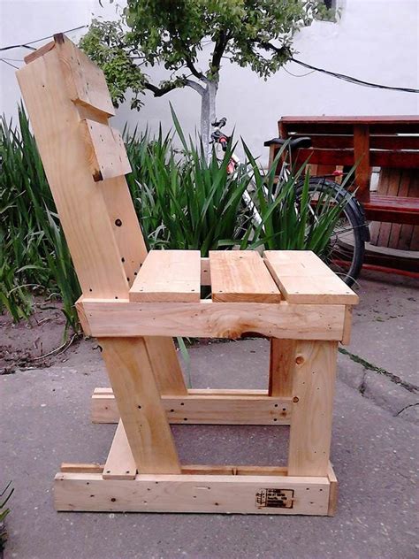 From pallet sofas to planters, the possibilities are endless. Garden Furniture from Pallets | Pallet garden furniture ...