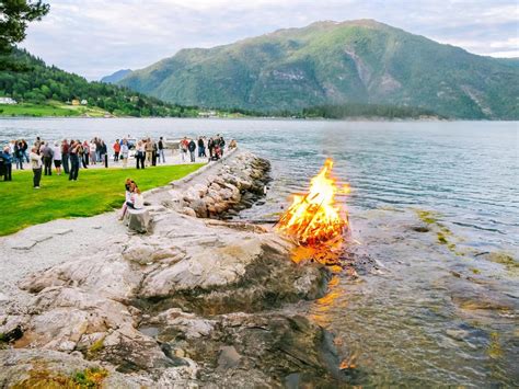 Juni, mange steder med store sankthansbål hvis været tillater det. How to celebrate Midsummer in the Nordics | Booking.com