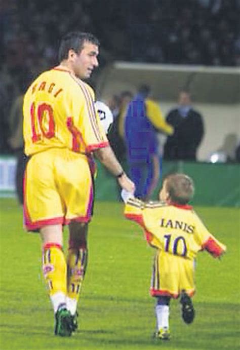 Glasgow rangers forması giyen ianis hagi'den galatasaray maçı yorumu geldi. Cine este Ianis Hagi? Cine este România? România este Hagi ...