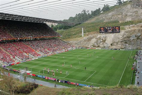 O estádio tem capacidade para 30 mil lugares tendo apenas duas bancadas laterais. Braga: Der Star ist das Stadion | 1815.ch