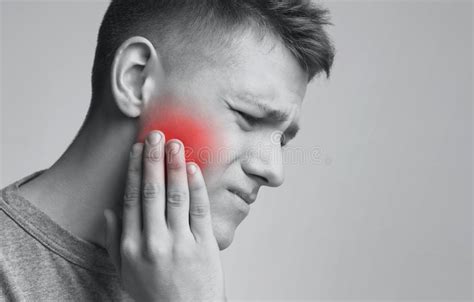 Uomo Turbato Che Tiene Il Suo Naso Infiammato, Foto In ...