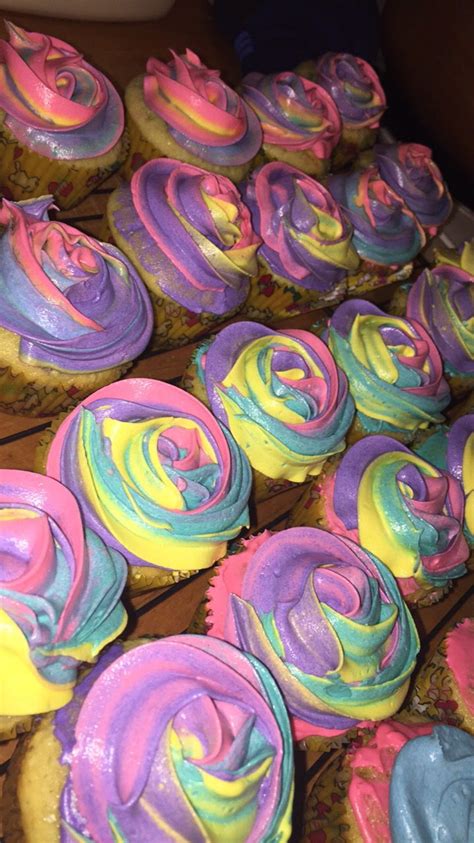 Create a cloud of white, vanilla icing on top of your rainbow cupcakes. Rainbow cupcakes... vanilla cake.. vanilla icing | Rainbow ...