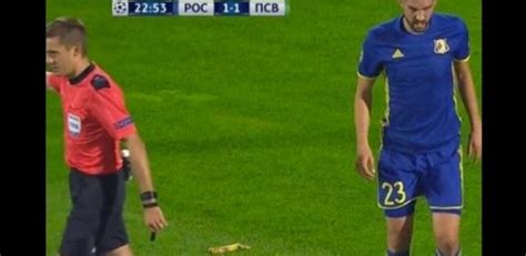 Veja fotos do jogo a seguir Banana é jogada em campo durante partida da Liga dos ...