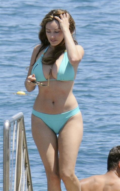 They decide to pool their money together to win the last big cocked slave. CELEBRITY LIFE-NEWS-PHOTOS: Kelly Brook ancora in bikini