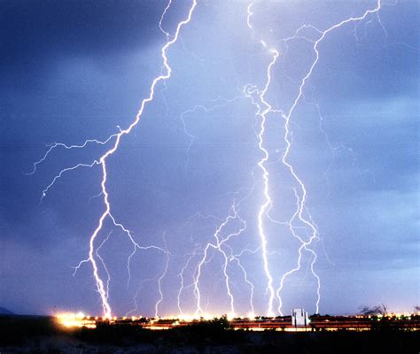 File:Lightning3.jpg - Wikimedia Commons