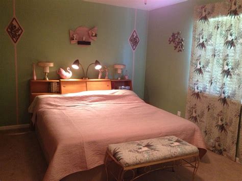 How to decorate a mirror : Rockabilly bedroom | Retro bedrooms, Bedroom vintage ...
